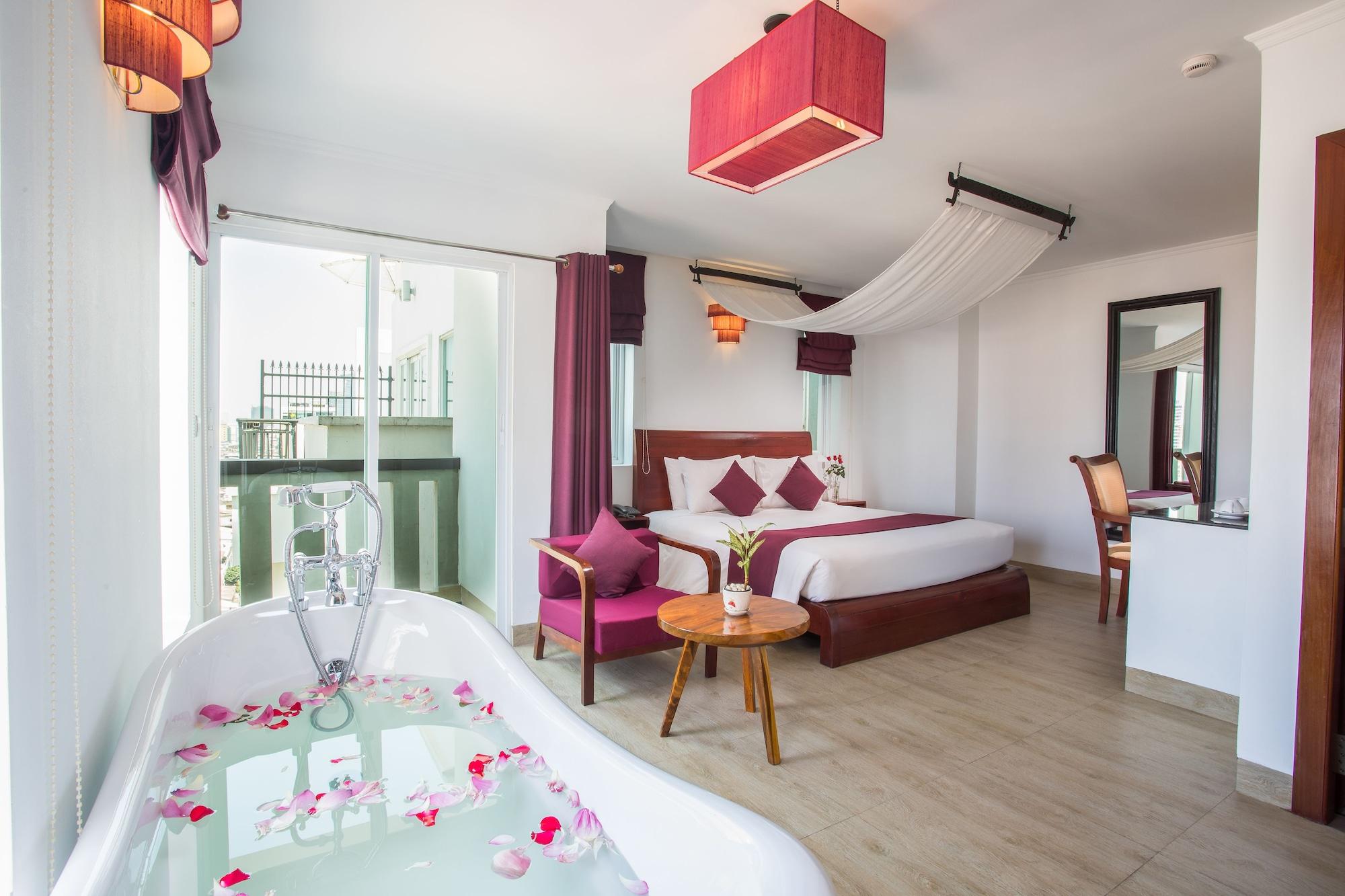 V Hotel Phnom Penh Exterior photo