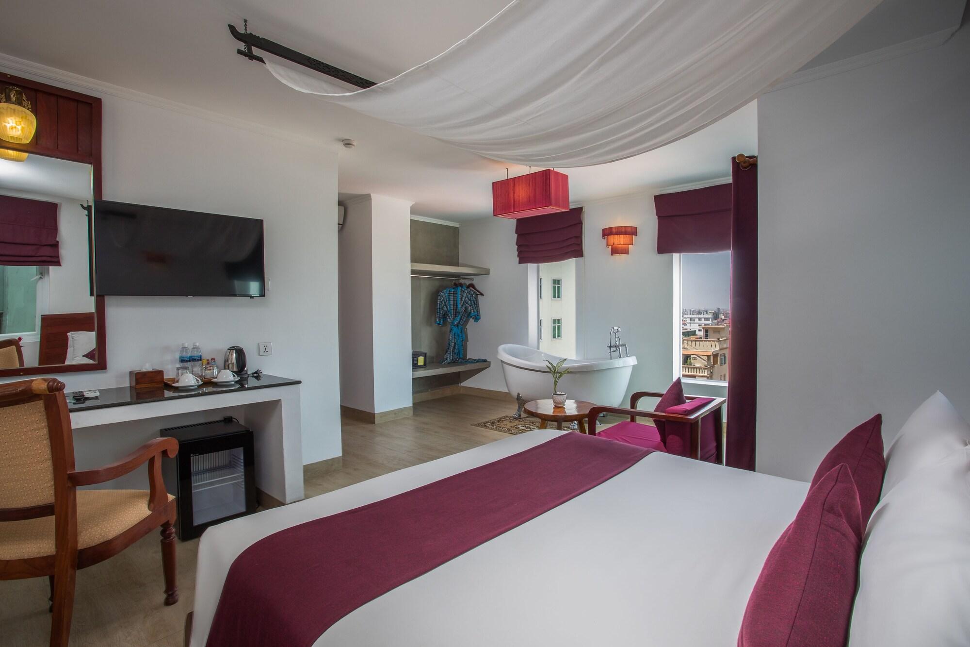 V Hotel Phnom Penh Exterior photo