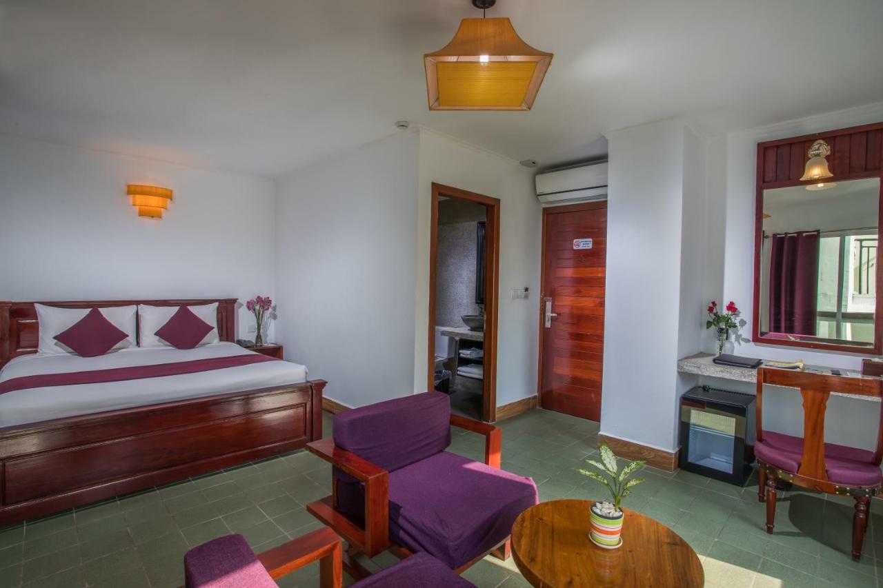 V Hotel Phnom Penh Exterior photo