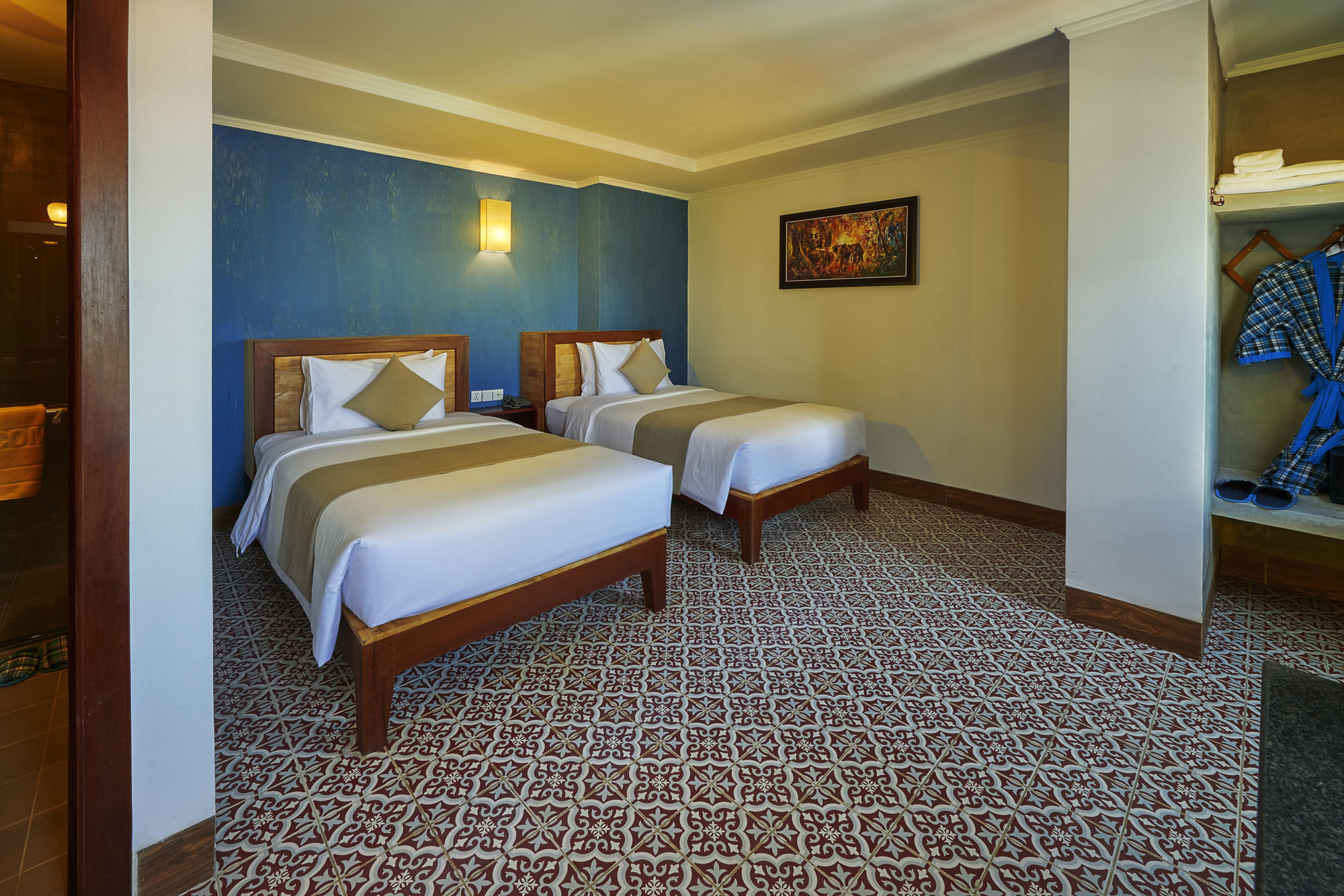 V Hotel Phnom Penh Exterior photo
