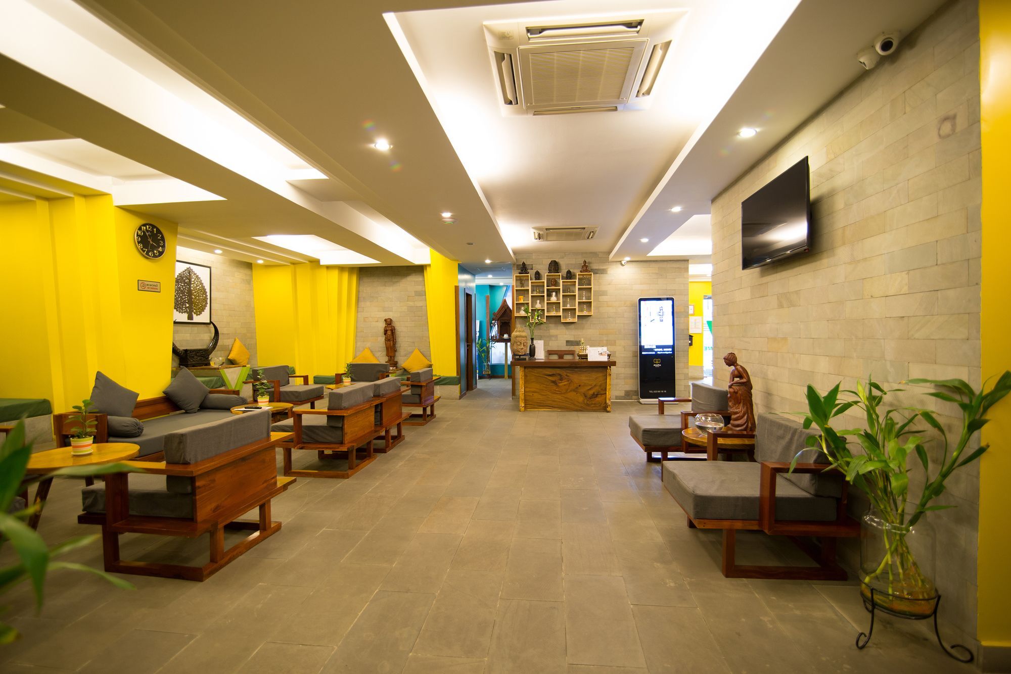 V Hotel Phnom Penh Exterior photo
