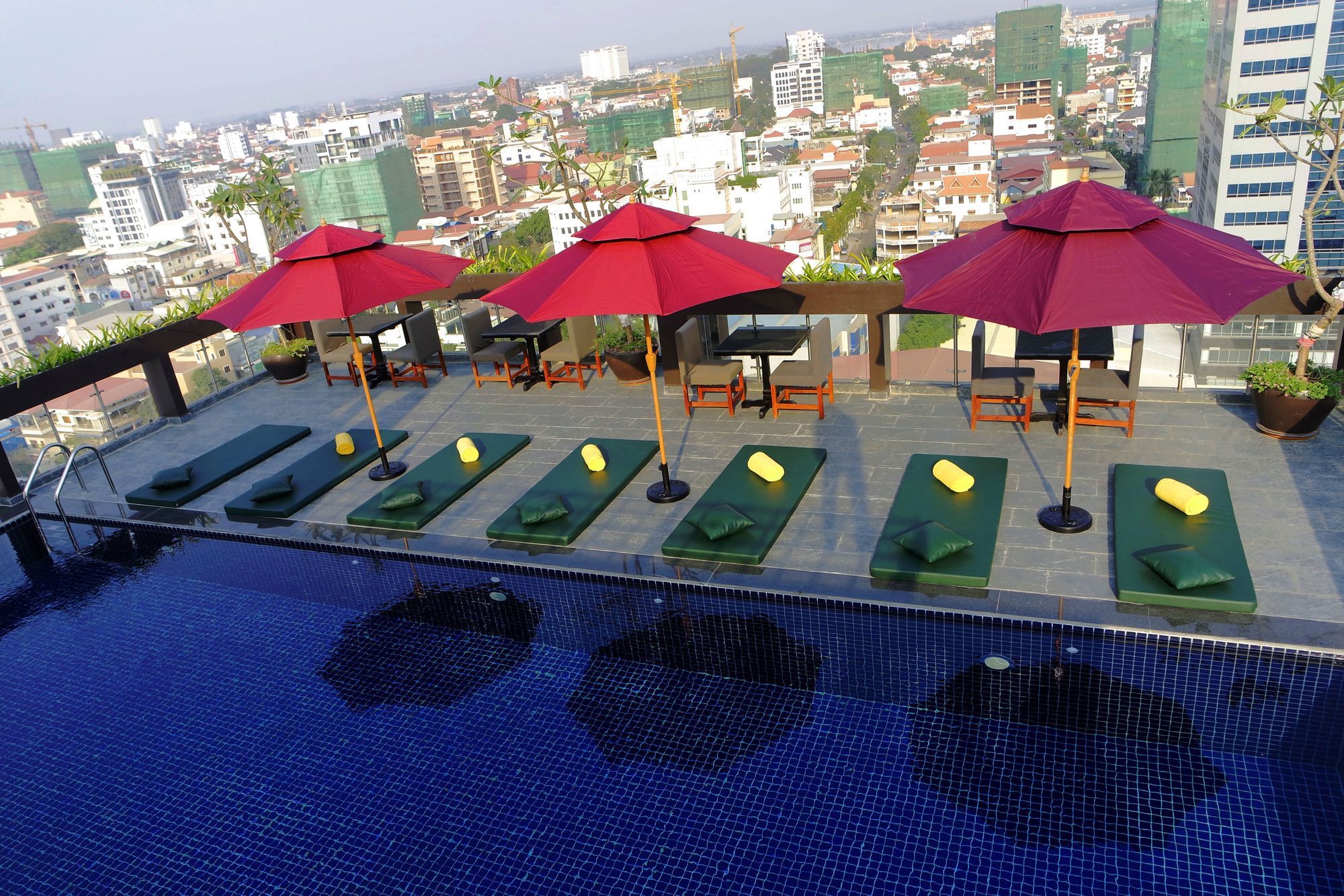 V Hotel Phnom Penh Exterior photo